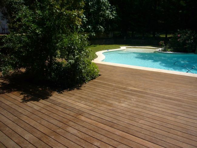 Création d'une plage de piscine en bois (Kebony) à Salon de Provence